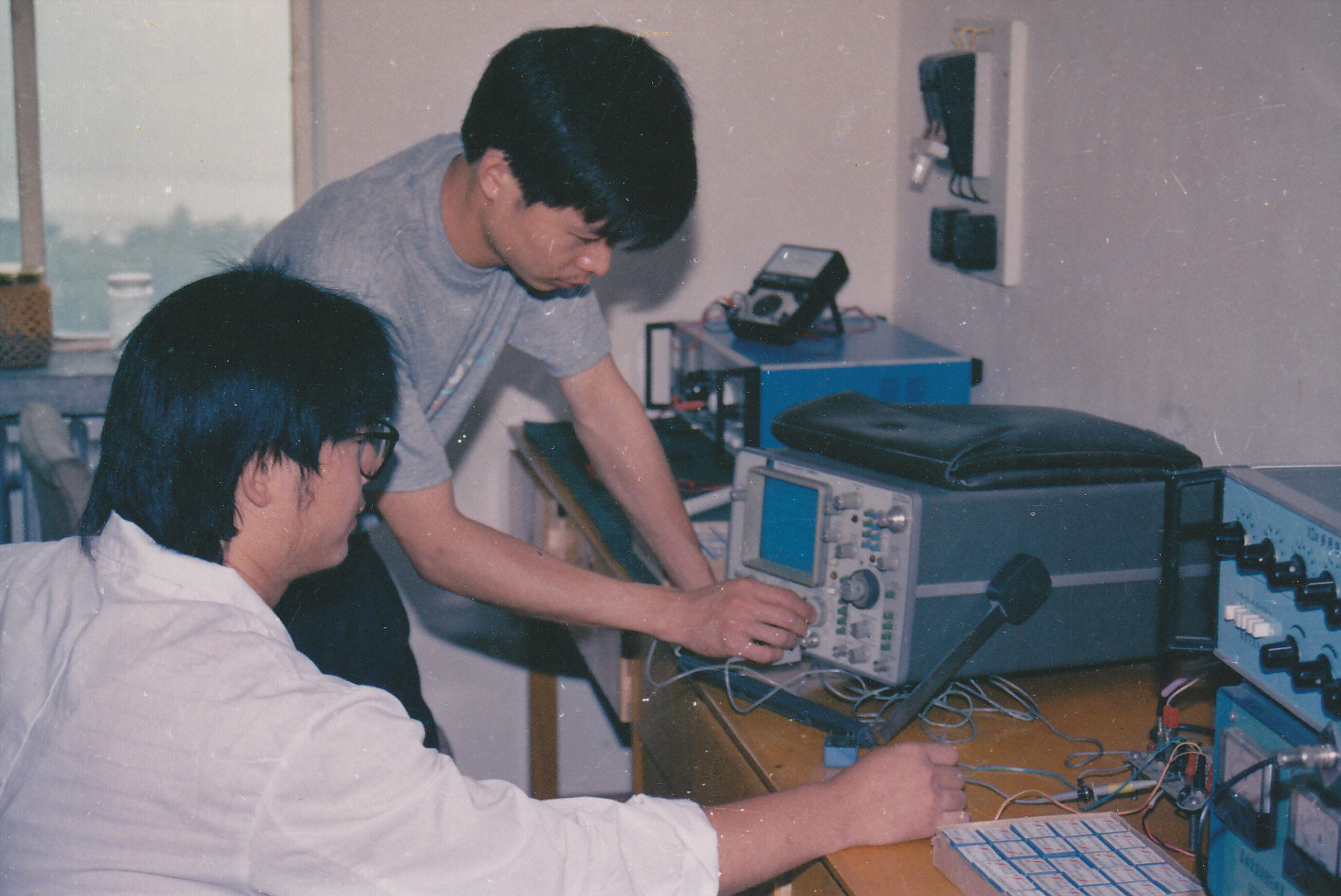 1992年-李董在指导工厂测试.jpg